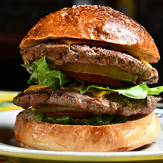 牛肉100％の炭火焼きパティを使った、横須賀ネイビーバーガー