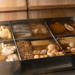 鶏とおでんの店 日寄鶏 - おでん しっかりお出汁の染みたおでん。口の中にお出汁の風味が拡がります