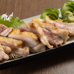 鶏とおでんの店 日寄鶏 - 朝引き鶏のタタキ 鮮度と歯ごたえが抜群の一品