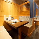 鶏とおでんの店 日寄鶏 - テーブル席