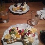 CRIB Waffle&Lunch - フルーツとラズベリーワッフル ハーフサイズ。