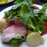 24/7 restaurant - 野菜とお肉のサラダプレート1400円