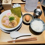 おダシと銀しゃり 中華そば 新た - 魚介薫る貝ダシ汐そば究極のTKGセット@1,250円