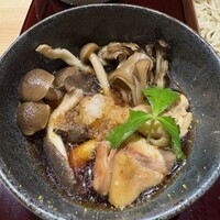 鴨しゃぶ さ和鳥 東上野 - 冷たい蕎麦つゆを注ぎます