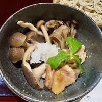 鴨しゃぶ さ和鳥 東上野 - 鶏肉、キノコ３種、大根おろし、柚子が入っています♪