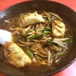 孔明飯店 - 四川ラーメン（餃子） 揚げ餃子入り ¥720
             
              ざっくり言うと台湾ラーメンみたいな感じです。
              唐辛子とニラともやし、スープはあっさり、一見普通な感じですが、揚げ餃子がアクセントになってます！ 