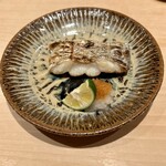 鮨 はしもと - 太刀魚塩焼き　ふんわりとしながら中はしっとりの太刀魚ってヤバいですね