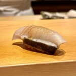 鮨 はしもと - 鰆　炙った皮目が香ばしい　山葵と辛子でさっぱりと