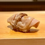 鮨 はしもと - 煮蛤　噛みごたえと旨み　はしもとさんで大好きな一貫