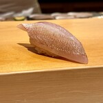 鮨 はしもと - 春子鯛昆布締め　ふわふわの食感に甘み広がる