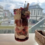 白鷺珈琲 - 路面電車を眺めながら、しらさぎパフェ