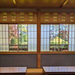 立礼席 - 窓からは庭園が見えます　椅子になっているため靴は脱ぎません