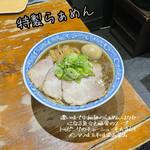 古武士 - 特製らぁめん
チャーシューが３枚に玉子とたっぷりのトッピング。スープは魚介と豚骨のWスープということで、がっつり濃厚。こってり感の中に魚の味わい深さがあります。そして麺は中細。これがスープとよくあっていて美味しい。
