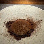 フィオッキ - 大人の贅沢ティラミス　中のビールはアルコールを飛ばしていただきました　コーヒーのカケラも周りにかけられています　美味しくていくらでも食べられます