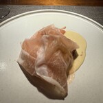 フィオッキ - 薄くて美味しすぎるスイス産の生ハムがたっぷり　中には林檎のフリット？ポルチーニ茸、チーズが絶妙　また食べたい