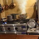 フィオッキ - カウンター席の目の前でシェフの技がみられます