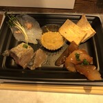 麹町いづみや しろ - [おつまみ：5品]
      ・りゅうきゅう
      ・うすばはぎ
      ・あん肝クリームチーズ
      ・マツイカ肝和え
      ・鰆味噌漬け