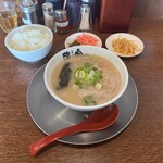 ラーメン陽向 嘉島本店 - 半ラーメンとごはん　無料の高菜、紅生姜、ピリ辛もやし