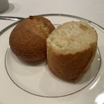 レストラン・サカキ - パン（両方美味しいけど、丸いほうが特に好き）