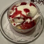 レストラン・サカキ - デザート　マスカルポーネチーズのムースと苺のマリネ（美味☆）