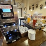 赤いトタン屋根の猫 - 