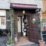 赤いトタン屋根の猫 - 