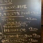 赤いトタン屋根の猫 - 