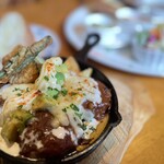 赤いトタン屋根の猫 - 