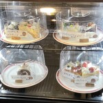 赤いトタン屋根の猫 - 