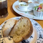 赤いトタン屋根の猫 - 