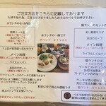 赤いトタン屋根の猫 - 