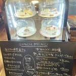 赤いトタン屋根の猫 - 