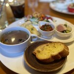 赤いトタン屋根の猫 - 