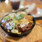 赤いトタン屋根の猫 - 