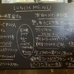 赤いトタン屋根の猫 - 