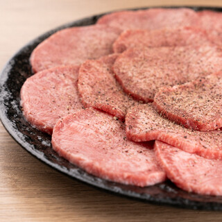 レモンでさっぱり味わうタンジロウ名物「厚切り上塩タン」