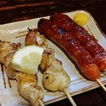 やきとり雷 - 辛いソーセージと皮の塩焼き