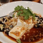 広東家庭料理おかむら - タレ、ザーサイ、葱が合う！ピータン豆腐