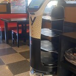 五味八珍 - 五味八珍名物(?)のネコ型配膳ロボット