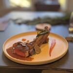 LAINE INAMURAGASAKI - ジビエ蝦夷鹿 ジビエはなんお骨付き。北海道にいる桑原さんが仕留めた鹿。とてつもない柔らかさと甘み。鹿の単調さが感じられず、旨さ、歯応え、味付けが素晴らしい。ジビエがあまり好きでない妻も次回は絶対ジビエだ、というほどの美味。そして、骨に近づくと脂っぽさと旨さがグッと上がってくる。いや、これ、美味い。