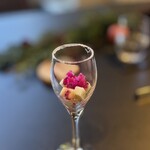 LAINE INAMURAGASAKI - お口直し リンゴの上にドラゴンフルーツ