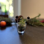 LAINE INAMURAGASAKI - オリーブを一口 オリーブの香りから始まります。このオリーブとスパークリングワインでまずはエンジン始動。