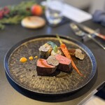 LAINE INAMURAGASAKI - 岩手県山形村短角牛 シェフが自ら足を運んで探してきたもので、赤身肉もも肉とバラ肉。赤身肉はあまりに美しく調理されており、最初、ジビエと勘違いしてしまったほど。味は上質な赤身肉の肉肉しさ、甘さあり。もも肉なので、かなり火入れが上手いのですがそれでも弾力は強め。