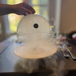 LAINE INAMURAGASAKI - 長崎平戸 クエ 真っ白なガラスに封じられた一品。瞬間スモークされたクエです。ガラスを開けるとフワッとスモークが広がり、香りに包まれます。素晴らしい演出。香りの演出は大好きです。カリフラワーのソースに包まれて。クエの皮をチップスにしたものと一緒に。