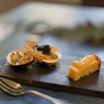 LAINE INAMURAGASAKI - 蛤とイタリアキャビア 蛤とキャビアか。想像するだけでこの組み合わせは美味しそうだなと。美しい盛り付けで登場した蛤を一口いただくと、想像を超えるうまさ。キャビアと蛤ってこんなに合うのか！スタートでノックダウンされた気持ち。清々しいスタート。