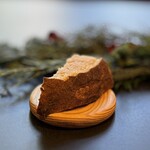 LAINE INAMURAGASAKI - 自家製パン しっとりしたパンは割と存在感あり。これだけで食べてもめちゃくちゃに美味しい。逆にこれを料理と合わせるとパンの存在感が強すぎないかな、と感じるほど。ただ、後の料理と合わせましたが、料理とめちゃくちゃによく合うパンでした。これはやばい。元々パンは自家製ではなかったようですが、ここにきて自信と愛情のこもった自家製パンが出来上がったようです。