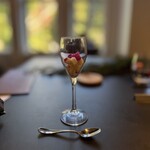 LAINE INAMURAGASAKI - お口直し リンゴの上にドラゴンフルーツをアイスにして。ドラゴンフルーツのアイスは初めて食べるかな。これまた素晴らしいお口直し。リンゴをここまで美味しく食べたのは久しぶりです。