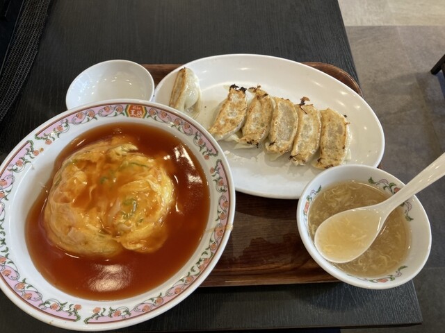 焼餃子240円と赤ワイン180円で500ベロ呑みができる餃子の王将