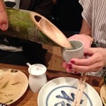 なるきよ - 日本酒が、キンキンに冷えた竹筒に入れられてきました。いいですね〜。