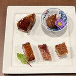 中華ダイニング 一途一心 - 乳鳩うめええええええええええ！最高！
      広東焼豚はムチムチしてて美味しいし、
      豚肉のクリスピーは脂身多くて最高！
      全部うめえええええええええ！
      